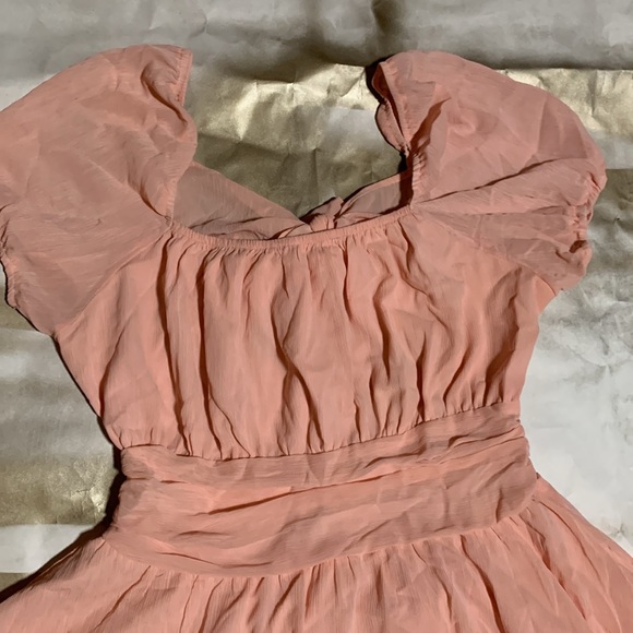 Feminine flowy peach colored dress with tie in the back , lightweight lining - Picture 2 of 7